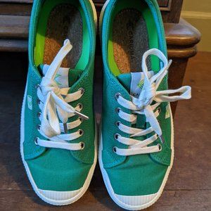Cariuma Oca Low Green Canvas Sneakers